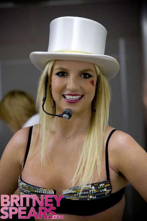 britney-spears-white hat