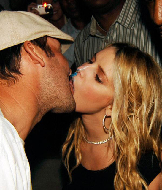 Tony Romo eating Jessica Simpson