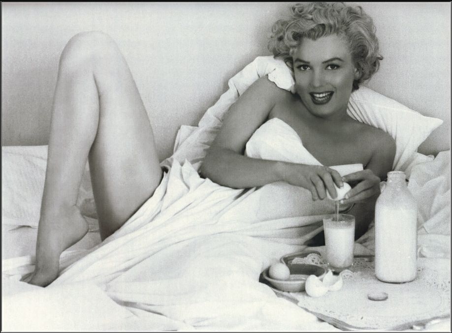 Marilyn Monroe naked in bed