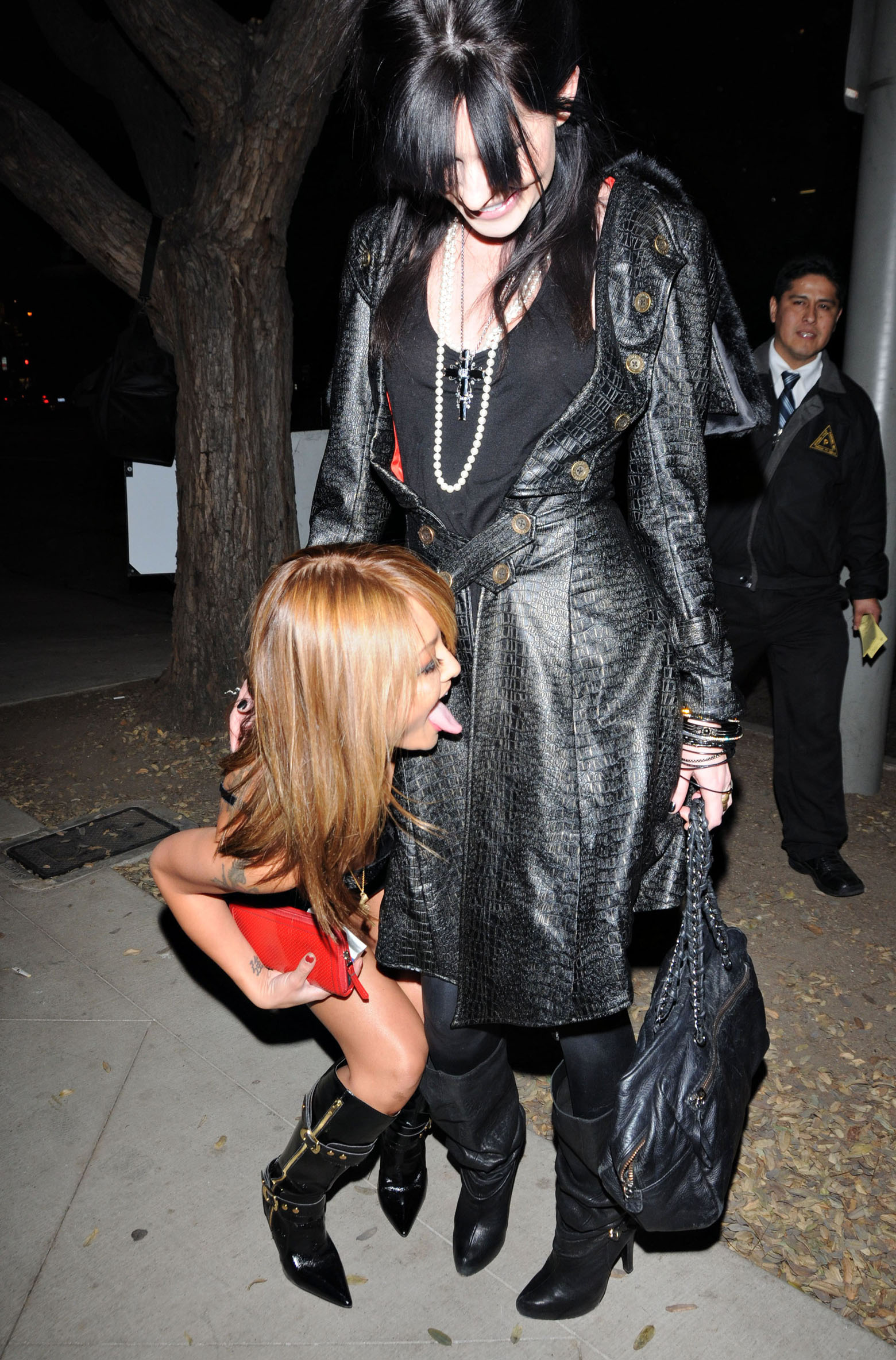 tila_tequila_eating pussy