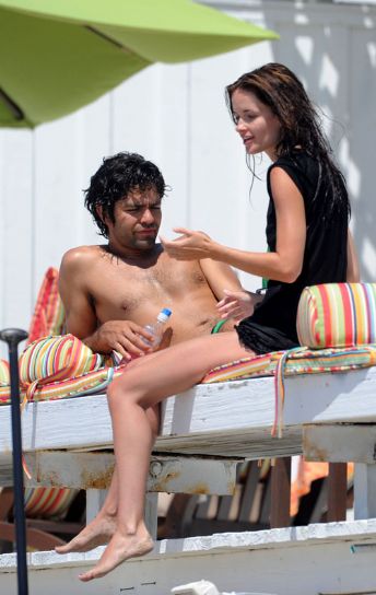 adrian-grenier-at-the-beach-with-a-woman