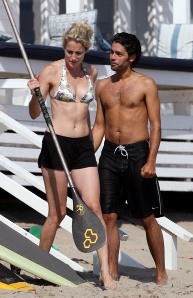 adrian-grenier-at-the-beach-with-a-woman