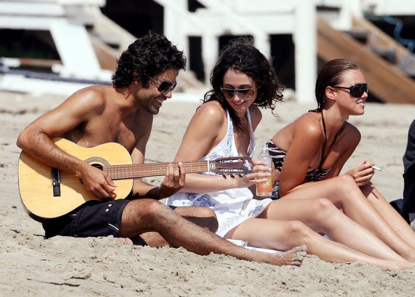 adrian-grenier-at-the-beach-with-a-woman