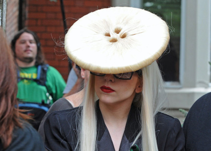 lady-gaga-button-hair